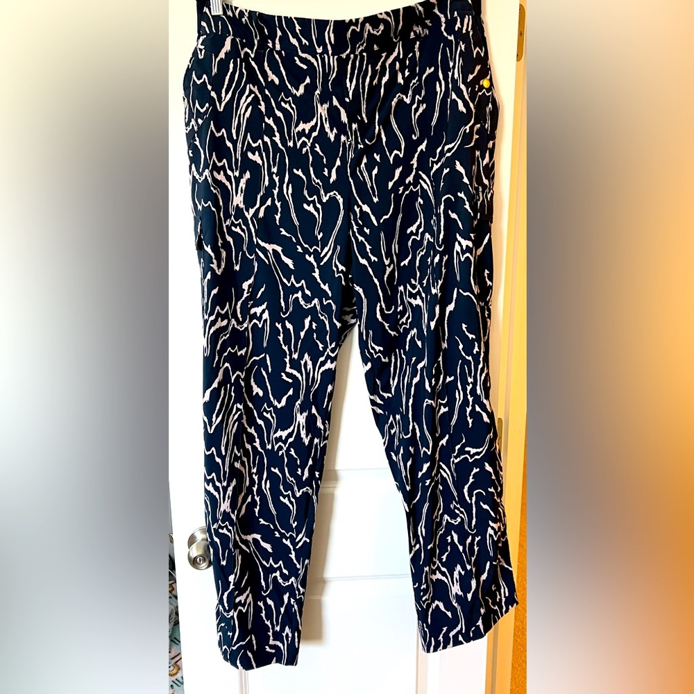 Athleta, womens straight leg pant, with cargo pocket. EUC, size 18